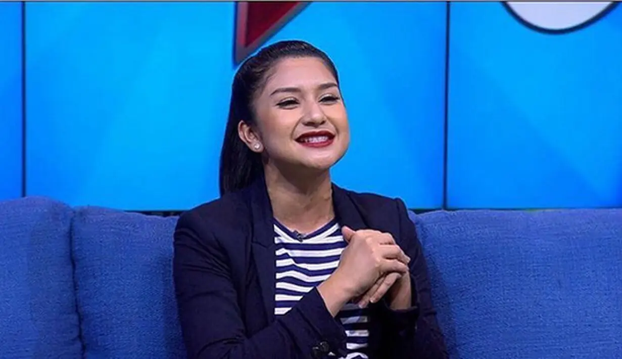 Selain itu, ada kabar lain yang mengatakan bahwa calon suaminya itu adalah Anggota DPR yang juga seorang pengusaha. Namun, Bianca Liza tidak mau menjawab dan langsung meninggalkan wartawan. (Instagram/bibiancaliza)