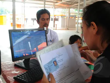 Pedagang saat mengurus administrasi sebelum memulai sesi foto untuk pembuatan tanda pengenal di Kawasan Lenggang Jakarta, Monumen Nasional, Jakarta, Rabu (8/4/2015). (Liputan6.com/Herman Zakharia) 