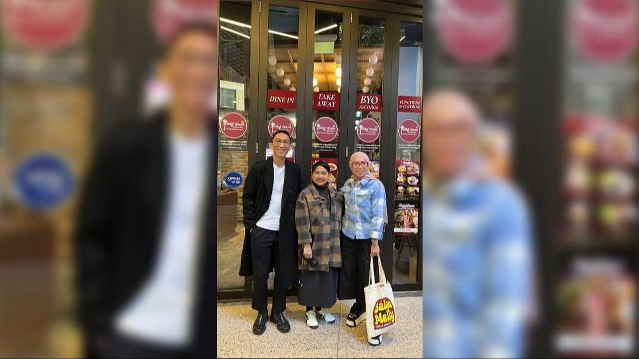 Liburan di Brisbane, Melly Goeslaw Bahagia Ada Restoran Indonesia di Dekat Tempat Tinggal Anaknya 'Bisa Titip Abe