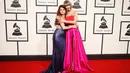 Selena Gomez dan Taylor Swift saling memeluk saat berpose di karpet merah Grammy Awards ke-58 di Staples Center, Los Angeles, Senin (15/2). (REUTERS / Danny Moloshok)