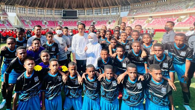 Presiden Joko Widodo alias Jokowi meresmikan Papua Football Academy di Stadion Lukas Enembe, Kabupaten Jayapura, Rabu (31/8/2022).