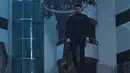 <p>Sutradara seni bela diri Ryu Sung Chul memuji adegan aksi Jo In Sung. Bagaimana pun, melakukan adegan aksi dengan tubuh terpasang sling yang melayang-layang di udara tidaklah mudah. (Foto: Disney Plus Hotstar via Soompi)</p>