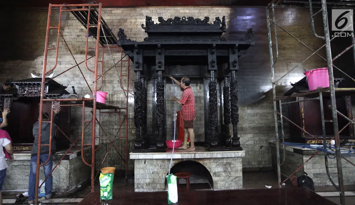 Suasana saat warga keturunan Tionghoa membersihkan ruang ibadah di Vihara Amurva Bhumi, Jakarta, Kamis (8/2). Imlek tahun ini akan mengawali Tahun Anjing Tanah 2569. (Liputan6.com/Arya Manggala)