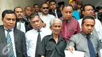 Kuasa hukum warga Jalan Perjuangan memberikan keterangan kepada wartawan di Dirkrimum Polda Metro, Jakarta, Senin (22/2). Warga menanyakan penanganan kasus dugaan penggelapan girik asli dengan terlapor Harry Tanoesoedibjo. (Liputan6.com/Yoppy Renato)