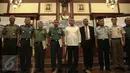 Penerima sertifikat dan penghargaan berfoto bersama dengan Menhan Ryamizard Ryacudu usai penyerahan penghargaan di Kemenhan RI, Jakarta, (23/5/2016). Kegiatan tesebut dihelat pada 29 Januari sampai dengan 2 Februari 2016 lalu. (Liputan6.com/Faizal Fanani)