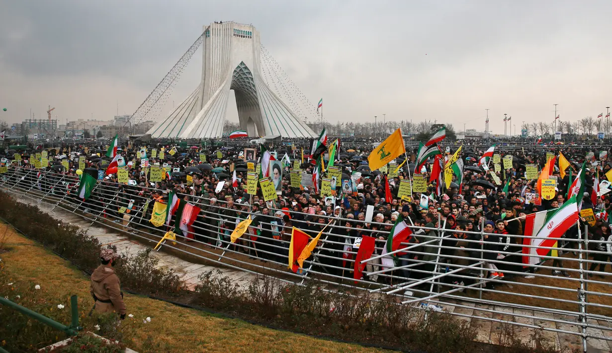 Rakyat Iran menghadiri upacara peringatan 40 tahun Revolusi Islam Iran di Menara Kebebasan, Teheran, Senin (11/2). Ratusan ribu warga Iran turun ke jalan-jalan di Teheran dan kota-kota lain seluruh negeri. (AP Photo/Vahid Salemi)