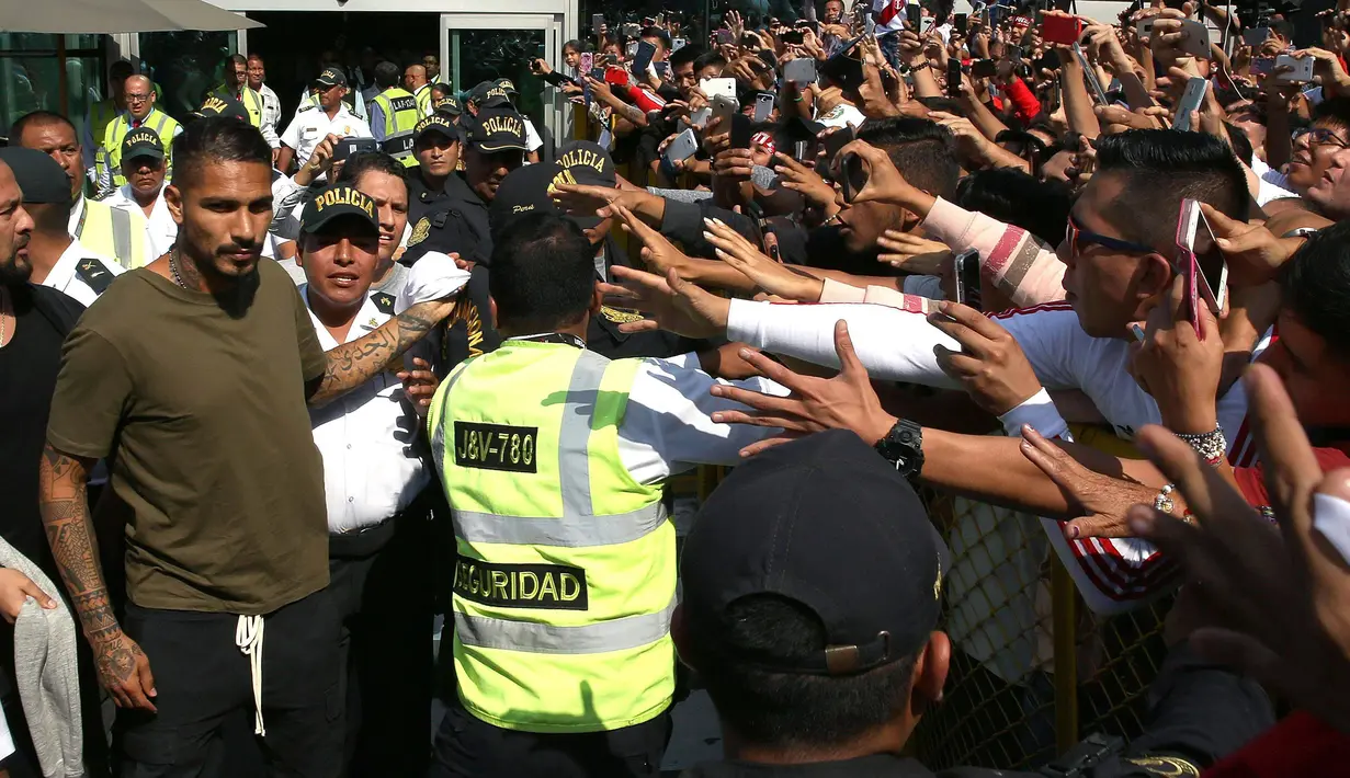Sejumlah penggemar menyapa kapten timnas Sepak Bola Peru Paolo Guerrero saat tiba di Lima untuk menjalani tes, Peru (15/5). Striker 34 tahun itu terpaksa absen di Rusia karena terlibat kasus doping. (AP/Martin Mejia)