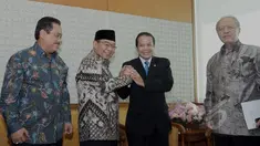 Ketua BPK RI Harry Azhar Azis (kedua kiri) bersalaman dengan Wakil Ketua DPR Taufik Kurniawan sebelum mengikuti Rapat Paripurna di Komplek Parlemen, Jakarta, Selasa (7/4/2015). Rapat tersebut mendengarkan laporan dari BPK. (Liputan6.com/Andrian M Tunay)