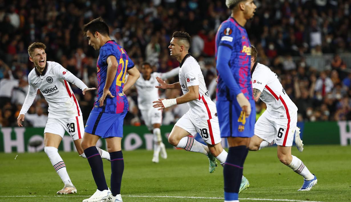 Alih-alih menyamakan kedudukan, Barcelona justru semakin tertinggal ketika Borre mencetak gol indah pada menit ke-36 sekaligus menutup babak pertama dengan skor 0-2. (AP/Joan Monfort)