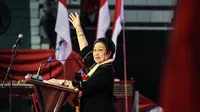 Ketum PDIP Megawati Soekarnoputri memberikan amanat kepada peserta Jambore Kader Komunitas Juang di GOR Satria Purwokerto, Banyumas, (10/2). Kegiatan Jambore angkatan VII ini diisi kegiatan apel satgas & deklarasi pemilu damai 2019. (Liputan6.com/HO/Iwan)