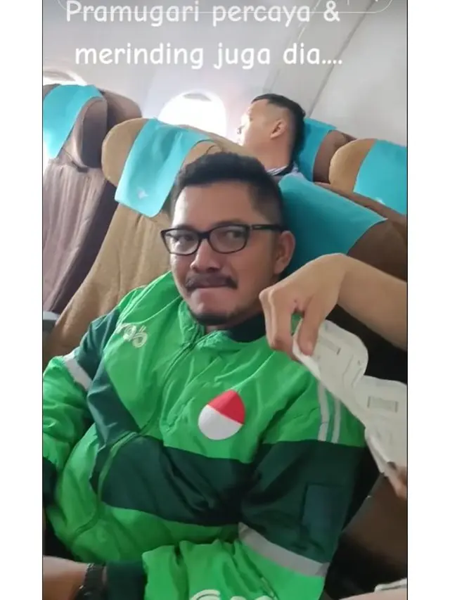 Viral Driver Ojol Naik Pesawat Ngaku Dapat Orderan Luar Kota, Bikin Pramugari Heran