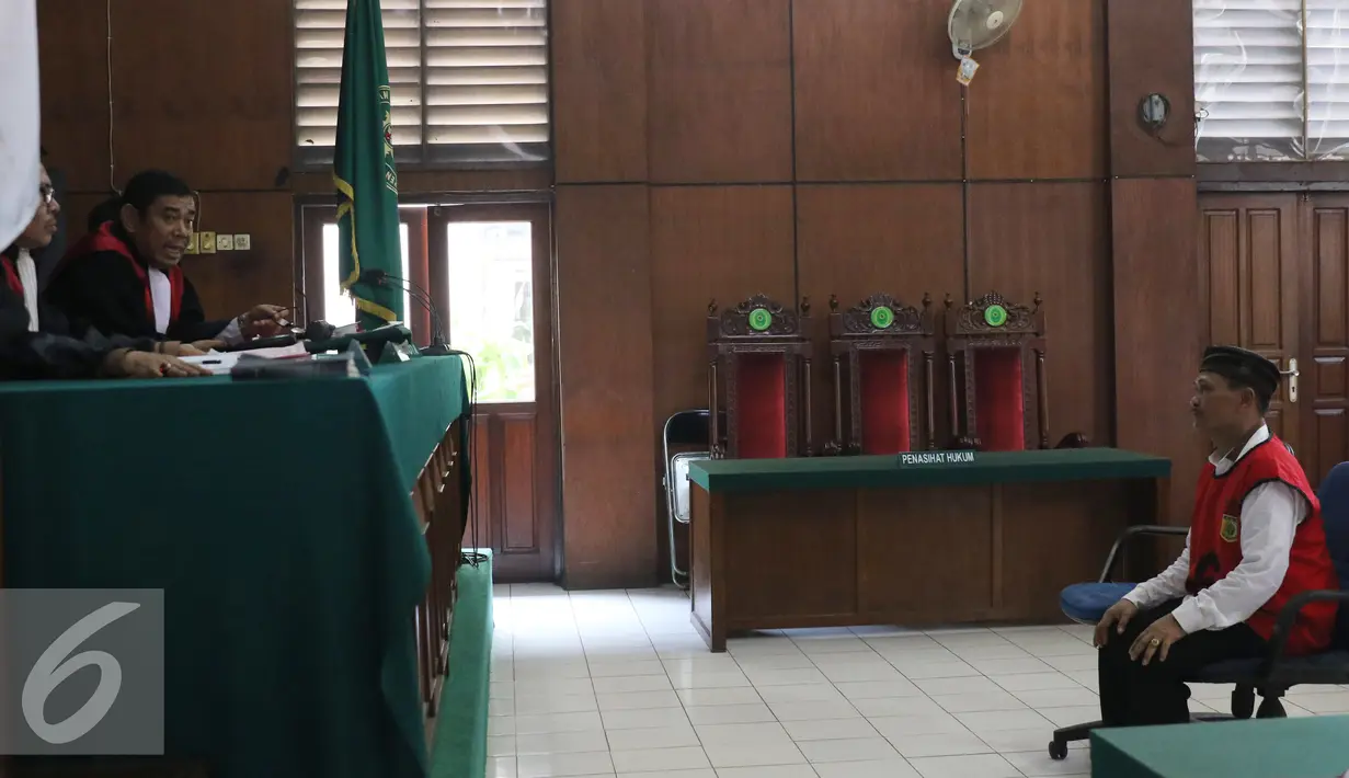 Suasana persidangan dengan terdakwa Daeng Aziz di Pengadilan Negeri Jakarta Utara, Rabu (18/5). Majelis hakim meminta jaksa penuntut untuk menghadirkan sejumlah saksi yang diinginkan Azis. (Liputan6.com/Herman Zakharia)