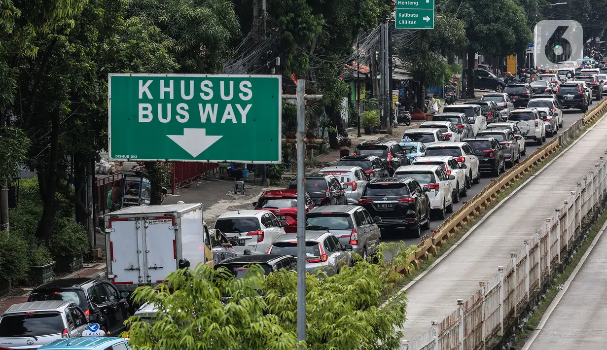 Sejumlah kendaraan terjebak kemacetan di kawasan Jalan Buncit Raya, Jakarta Selatan, Rabu (11/5/2022). Sejumlah ruas jalan Ibu Kota kembali mengalami kemacetan karena meningkatnya volume kendaraan usai libur Lebaran. (Liputan6.com/Johan Tallo)