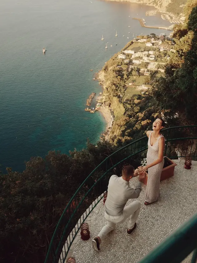 Luna Bijl Saat Dilamar Maarten Paes di Italia dengan romantis. [@maartenpaes]