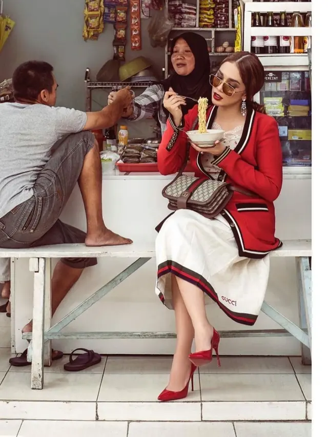 Ussy Sulistiawaty Makan di Pinggir Jalan