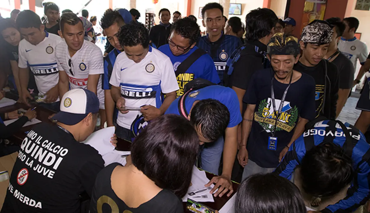 Sejumlah pendukung Inter Milan antre saat akan melakukan registrasi Gathering Nasional Inter Club Indonesia (ICI) IV di Bali, Jumat (28/8/2015). Gathnas itu dihadiri oleh sekitar 950 peserta. (Bola.com/Vitalis Yogi Trisna) 