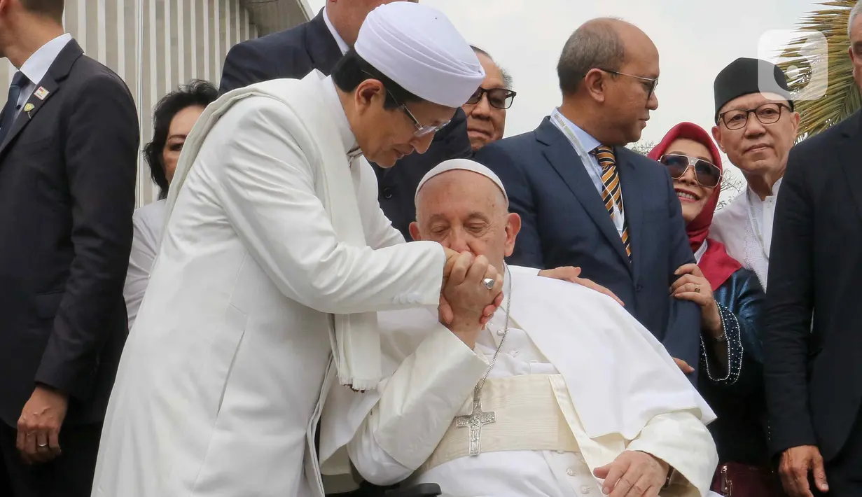 Kunjungan Paus Fransiskus di Masjid Istiqlal, Jakarta disambut langsung Imam Besar Masjid Istiqlal, Nasaruddin Umar—saat ini menjabat juga sebagai Menteri Agama Republik Indonesia. (Liputan6.com/Herman Zakharia)