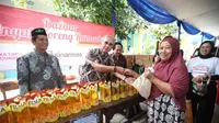 Yayasan Muslim Sinar Mas (YMSM), bekerja sama dengan Majelis Ulama Indonesia (MUI) menyalurkan minyak goreng kemasan dengan harga khusus jelang Ramadhan di Cakung, Jakarta Timur. (Dok Sinar Mas)