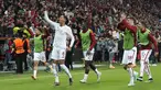Para pemain Roma berselebrasi setelah pertandingan leg kedua semifinal Liga Europa melawan Bayer Leverkusen di BayArena di Leverkusen, Jerman, Jumat, 19 Mei 2023. (AP Photo/Martin Meissner)
