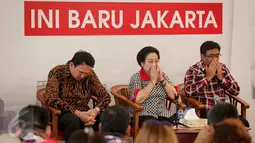 Ketum PDI Perjuangan Megawati Soekarnoputri dan Cagub-Cawagub DKI Jakarta, Ahok-Djarot berdoa saat menyambangi Rumah Lembang, Jakarta, Rabu (15/3). Megawati memberikan arahan terkait Pilkada DKI Jakarta 2017 putaran kedua. (Liputan6.com/Faizal Fanani)