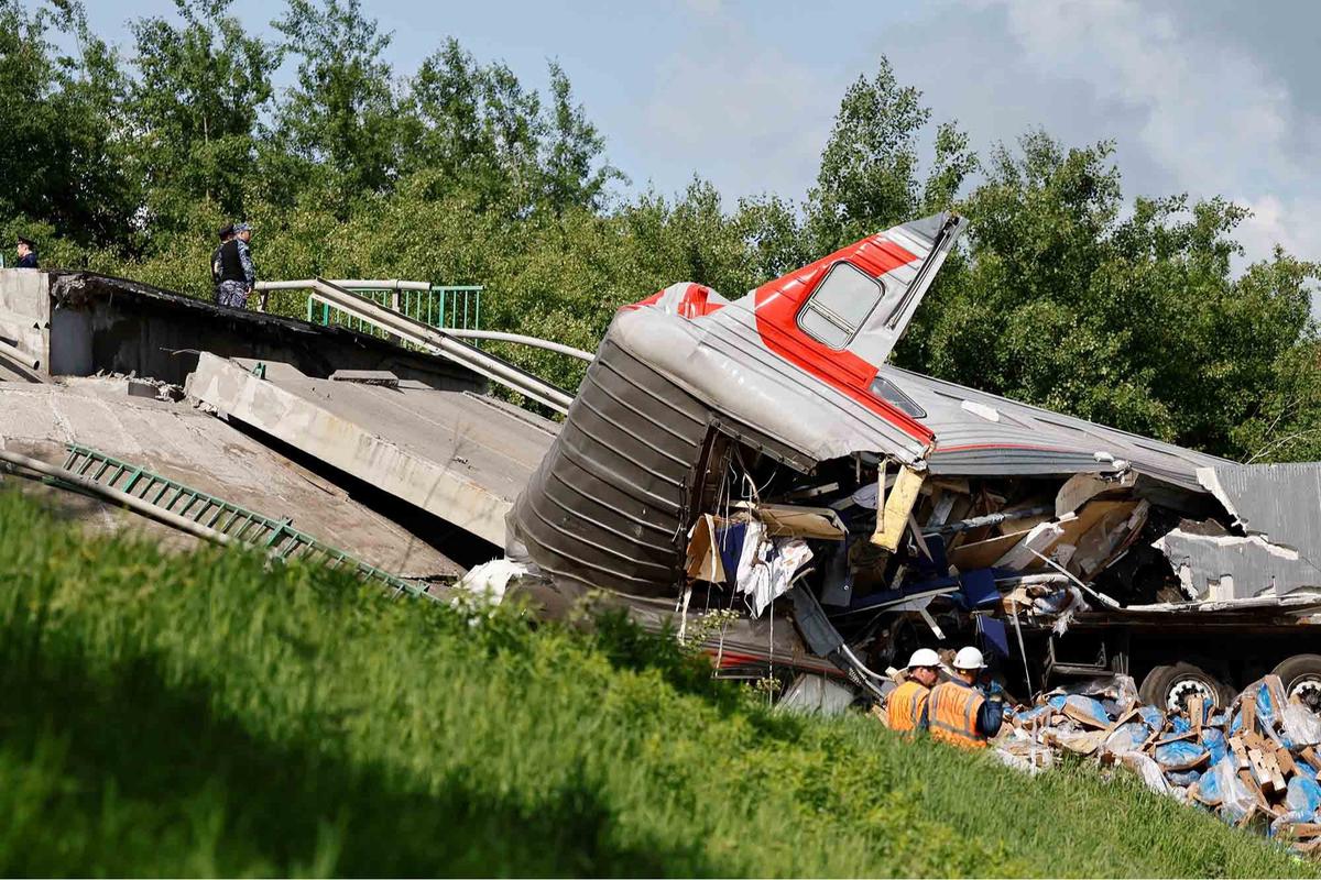 FOTO: Penampakan Gerbong Kereta Api Hancur Tertimpa Material Robohnya Jembatan Jalan Raya di Rusia
