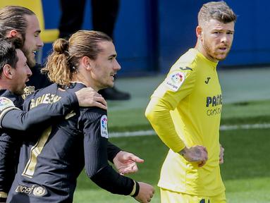 Gelandang Barcelona, Antoine Griezmann (tengah) bersama rekan setim merayakan gol pertama yang dicetaknya ke gawang Villarreal dalam laga lanjutan Liga Spanyol 2020/2021 pekan ke-32 di The Ceramica Stadium, Villarreal, Minggu (25/4/2021). Barcelona menang 2-1 atas Villarreal. (AP/Alberto Saiz)