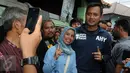 Calon Gubernur DKI Jakarta Agus Harimurti Yudhoyono berfoto bersama warga saat mengunjungi perkampungan Tegal Parang, Mampang Prapatan, Jakarta, Selasa (7/12). AHY dicurhati warga sekitar seputar penyelesaian masalah banjir. (Liputan6.com/Helmi Afandi)