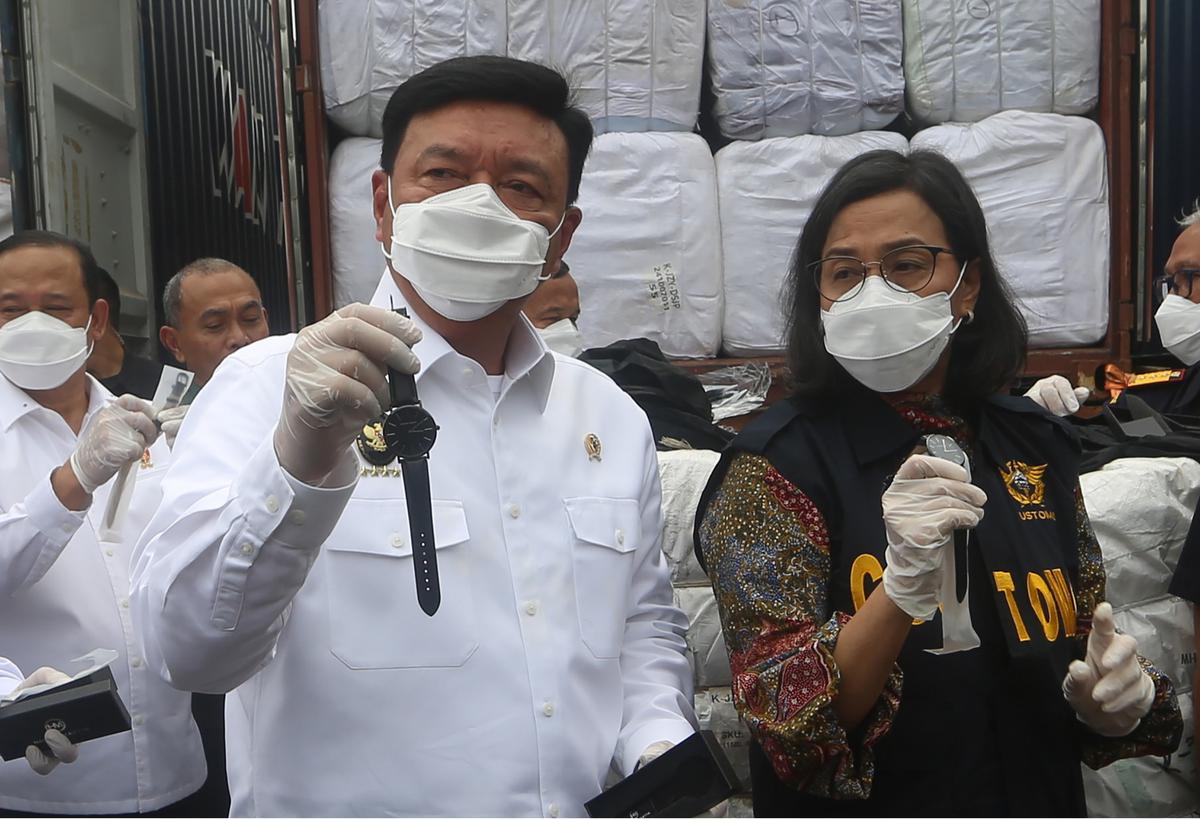 Menko Polkam Budi Gunawan dan Menkeu Sri Mulyani musnahkan barang penyelundupan