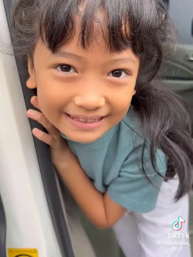 Potret Kara yang sedang memberi kejutan pada Mbak Ti (Sumber: TikTok/ardahatna_)