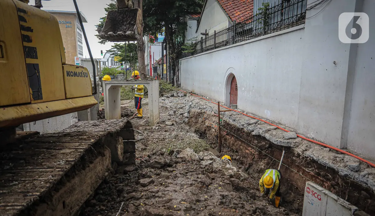 Pekerja membongkar jalur pedestrian di kawasan Kota Tua, Jakarta, Rabu (23/3/2022). Pemprov DKI Jakarta merevitalisasi pedestrian Kota Tua menjadi plaza pedestrian untuk mendukung program zona rendah emisi di destinasi wisata sejarah tersebut. (Liputan6.com/Faizal Fanani)