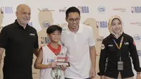 Presiden Dikrektur Emtek, Alvin W. Sariaatmadja, foto bersama saat acara penyerahan penghargaan Junior NBA di Pluit Village Mall, Minggu (29/7/2018). 16 anak terpilih menjadi Jr NBA Indonesia All-Star 2018. (Bola.com/M Iqbal Ichsan)