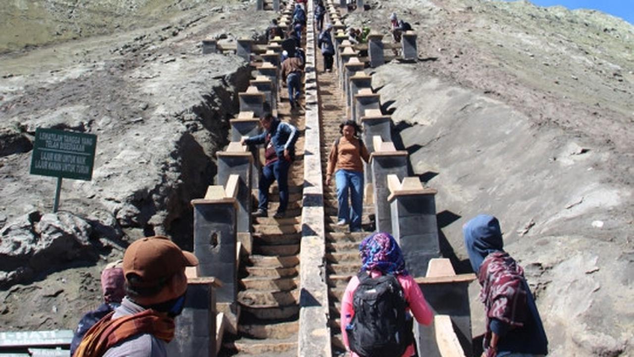 Melihat pesona kawah Gunung Bromo lebih dekat