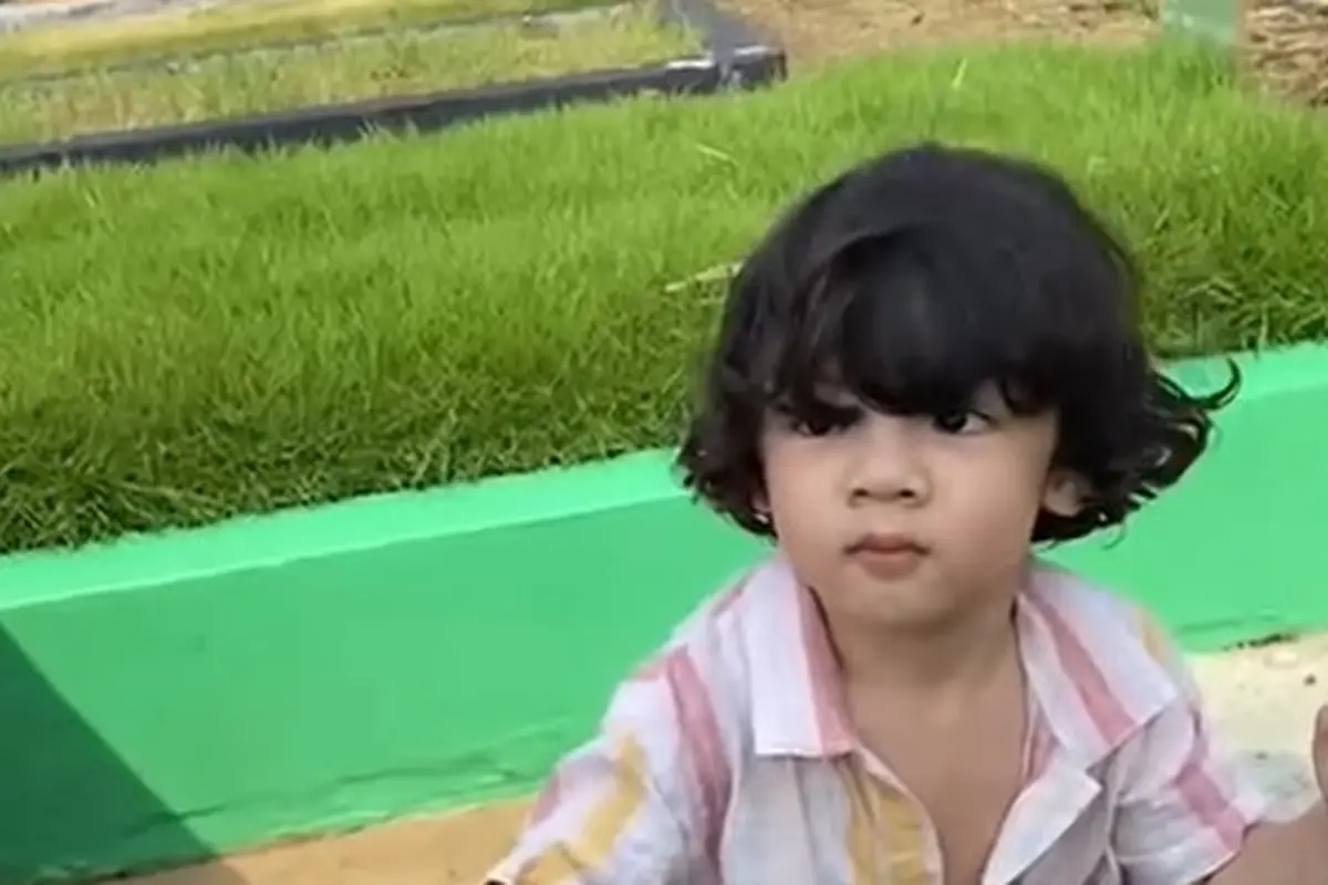 Potret Balint berkunjung ke makam sang bunda (Sumber: Instagram/monaratuliu)