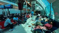 Penumpang menunggu penerbangan mereka di Bandara Internasional Dubai di Dubai. (AFP)