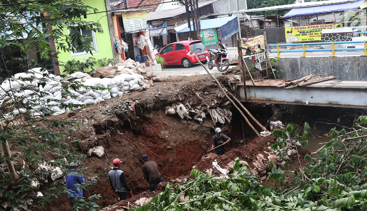 Suasana pembuatan turap di bantaran Kali Setu Babakan, Jakarta, Sabtu (27/10). Turap dari tanah dan batu yang dimasukkan ke karung itu dibuat guna mencegah longsor yang sudah beberapa kali terjadi di kawasan tersebut. (Liputan6.com/Immanuel Antonius)