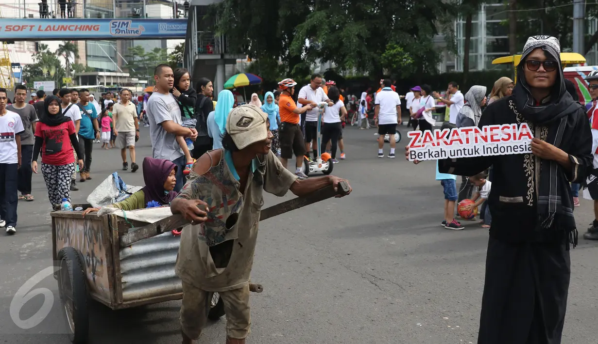 Aktivis dari Dompet Dhuafa berjalan melakukan sosialisasi saat Hari Bebas Kendaraan Bermotor di kawasan M.H Thamrin, Jakarta, (29/5/2016).Mereka mengajak masyarakat akan pentingnya berzakat sebelum memasuki Bulan Ramadhan. (Liputan6.com/ Herman Zakharia)