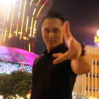 Gestur tangan khas Demian Aditya yang satu ini tidak bisa lepas dari sang illusionis tampan ini. (Aldivano/Bintang.com)