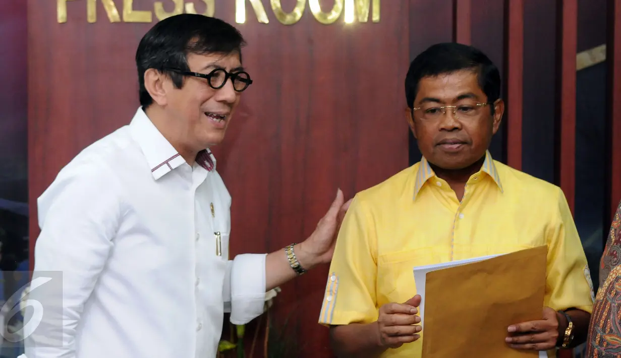 Menkumham, Yasonna H Laoly (kiri) bersama Sekjen Partai Golkar Munas Bali, Idrus Marham usai penyerahan SK Pengesahan Komposisi dan Personalia Pengurus DPP Partai Golkar 2014-2019 di Jakarta, Selasa (26/4/2016). (Liputan6.com/Helmi Fithriansyah)