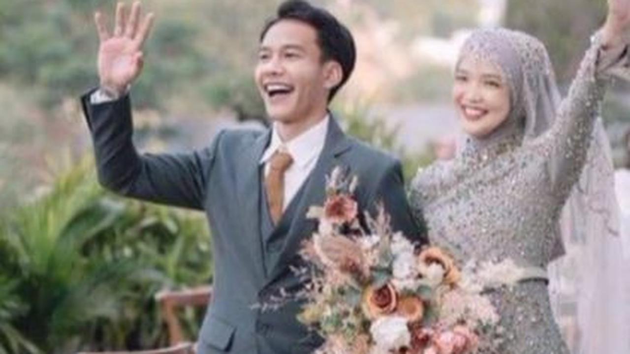 Warganet juga mengganti baju mempelai wanita dengan dress abu-abu yang cantik. Tak lupa dengan buket bunga di tangan yang menambah kesan elegan.