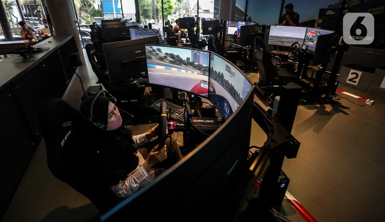 Pembalap maupun pehobi mengikuti balap virtual dengan alat simulator di kantor P1 Akademi Digital Motorsport Indonesia (ADMI), Jakarta Selatan, Kamis (5/11/2020). Di sana, siapapun bisa merasakan sensasi membalap secara digital di balik kemudi simulator mobil yang canggih. (Liputan6.com/Johan Tallo)