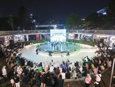 Penonton memenuhi area Taman Literasi Martha Tiahahu untuk menyaksikan aksi teatrikal para pemain Home Sweet Loan The Musical dalam POPSICAL: Mini Pop Up Show. (KLY/Budy Santoso)