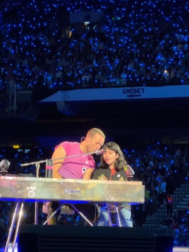 Penggemar Asal Indonesia Diajak Chris Martin Naik ke Panggung Konser Coldplay di Denmark: Greatest Day in My Life