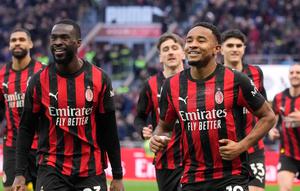 Penyerang AC Milan, Christopher Nkunku, merayakan gol kedua timnya yang dicetak melalui tendangan penalti dalam pertandingan Serie A antara melawan Hellas Verona di San Siro, Italia, Minggu (28/12/2025). (AP Photo/Luca Bruno)