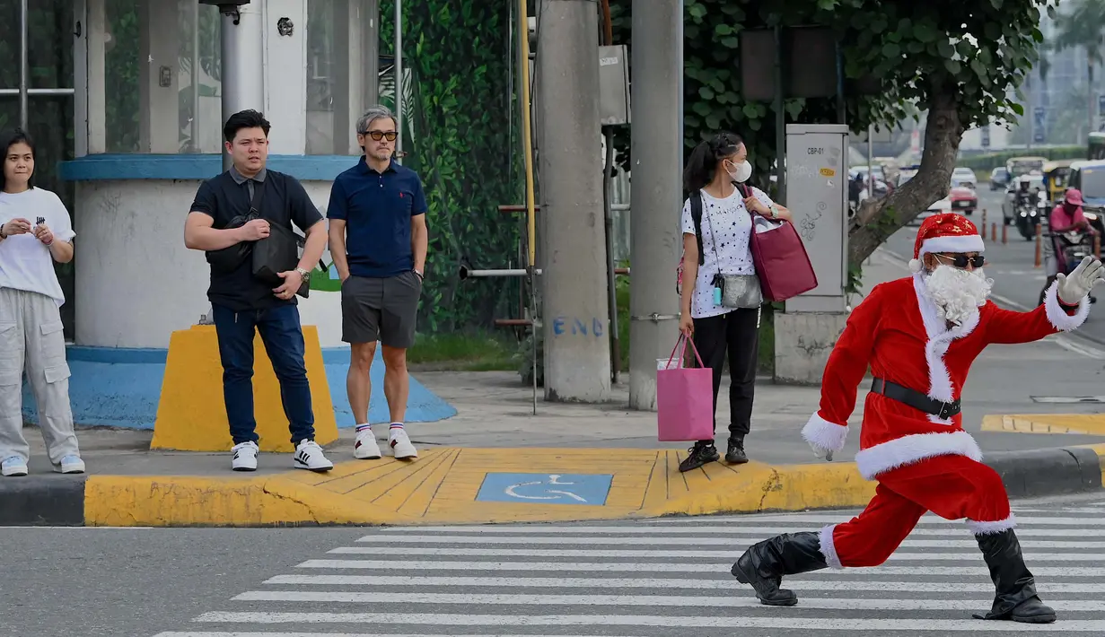 Sepanjang Macapagal Avenue di Pasay, Metro Manila merupakan daerah yang ramai dikunjungi jelang perayaan Natal. (JAM STA ROSA/AFP)