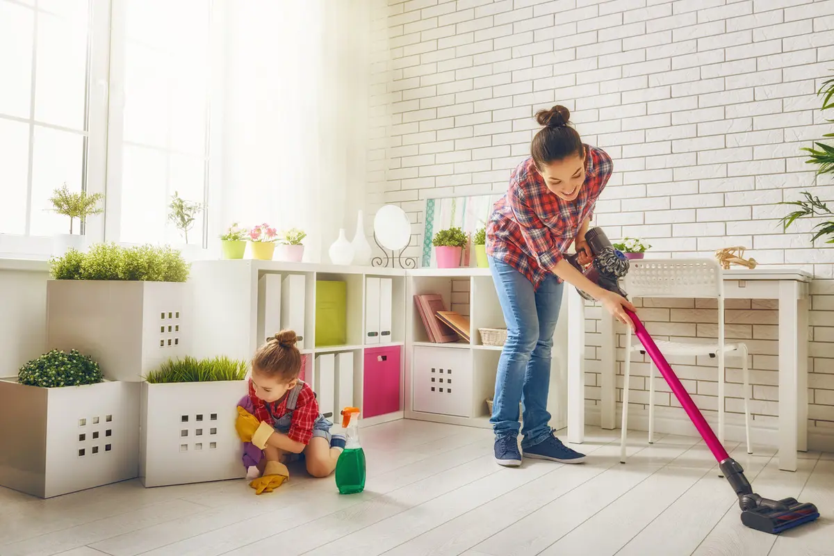 Anak membersihkan rumah (iStock)