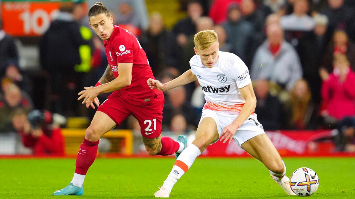 Bek Liverpool Ini Pilih Bertahan di Anfield Usai Arne Slot Dipecat