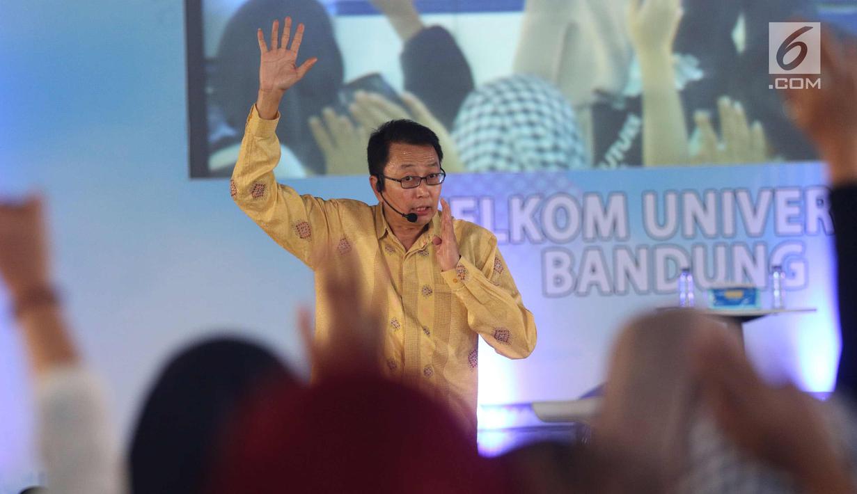 Motivator Ulung, Tung Desem Waringin saat memberikan motivasi kepada peserta di gelaran Emtek Goes To Campus 2017 di Universitas Telkom, Bandung, Kamis (30/11). (Liputan6.com/Helmi Fithriansyah)
