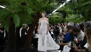 Gaun Pengantin Taylor Swift Masih Misteri, Jonathan Anderson Beri Bocoran di Show Dior?