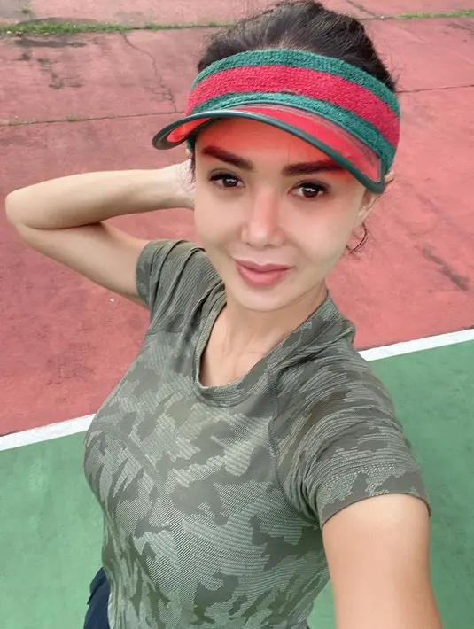 Meski kerap merasakan kesepian saat di rumah, Yuni berusaha menutupinya di depan banyak orang. "Jadi aktingnya di depan tuh ‘I’m oke. Aku baik-baik aja gitu loh'," tuturnya. [Instagram/yunishara36]