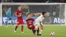 Gelandang Real Madrid, Isco, berebut bola dengan striker Kashima Antlers, Hiroki Abe, pada laga Piala Dunia Antarklub di Stadion Zayed Sports City, Abu Dhabi, Rabu (19/12). Madrid menang 3-1 atas Kashima. (AFP/Giuseppe Cacace)